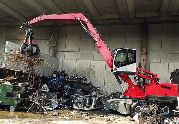 Applications-CON-Waste-RecyclingTires-Material-Handler-1600x445